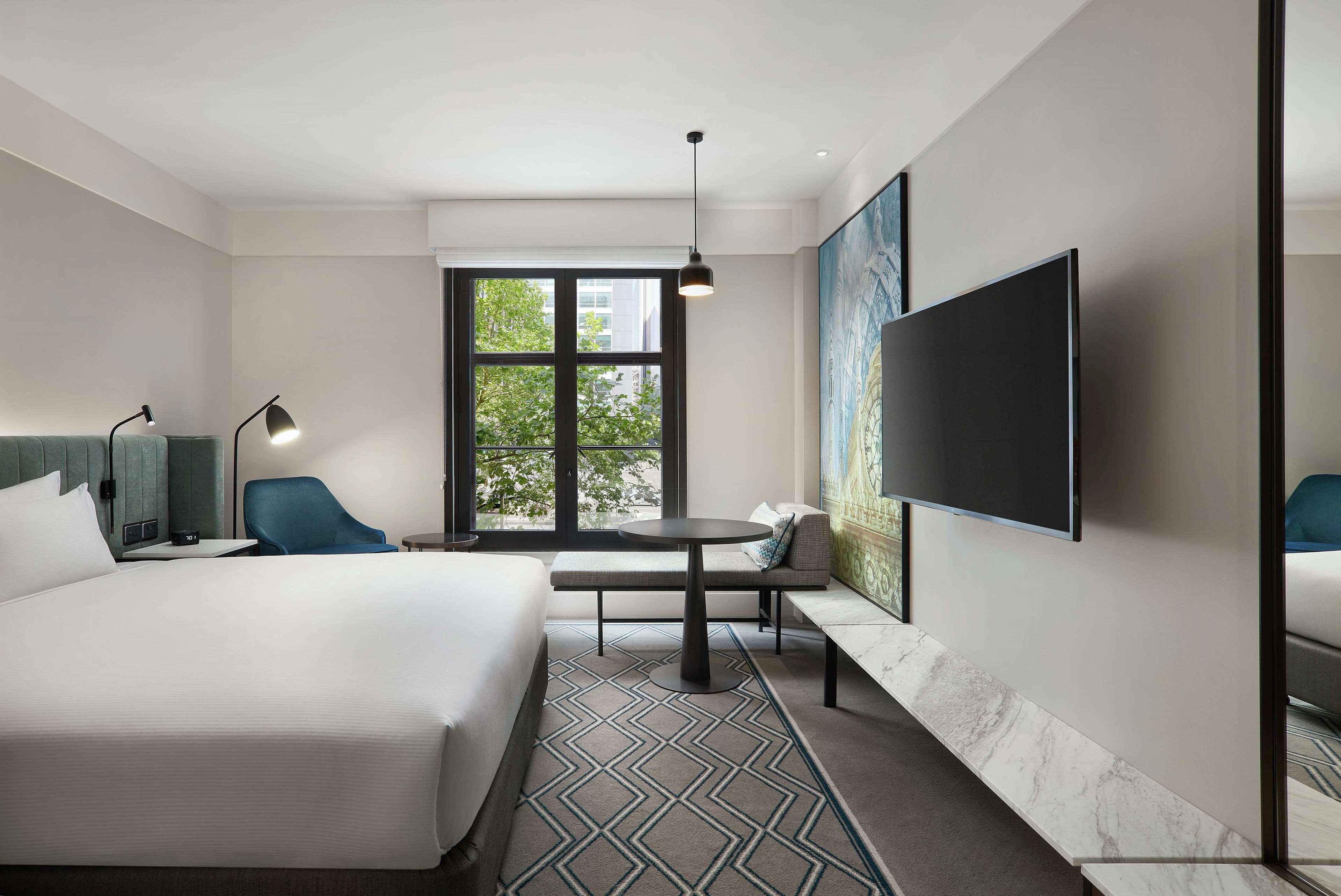 ホテル ヒルトン メルボルン リトル クイーン ストリート エクステリア 写真 A guest room at the hotel