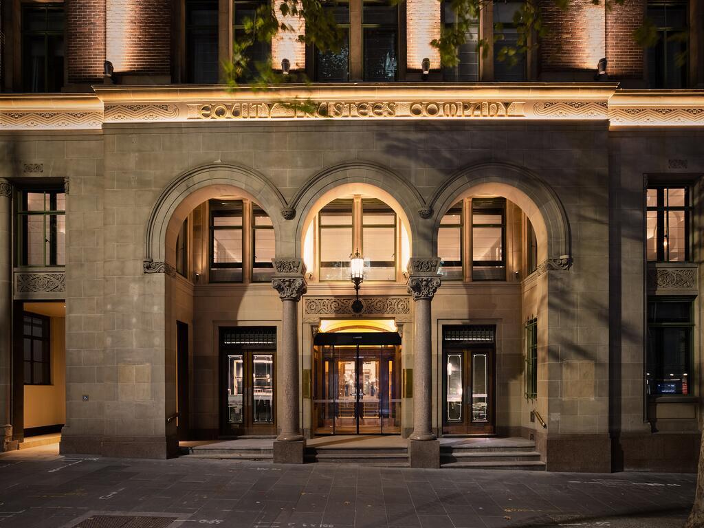 ホテル ヒルトン メルボルン リトル クイーン ストリート エクステリア 写真 The entrance to the hotel