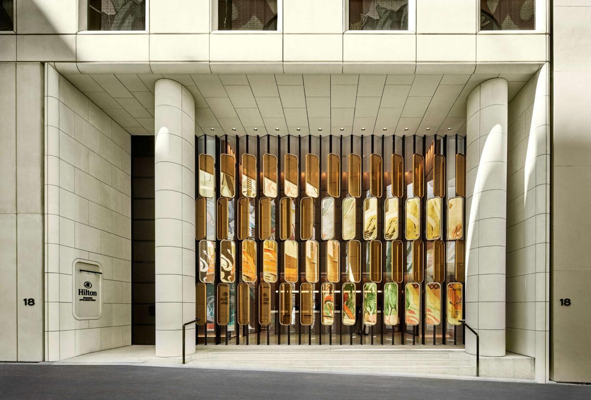 ホテル ヒルトン メルボルン リトル クイーン ストリート エクステリア 写真 The entrance to the hotel
